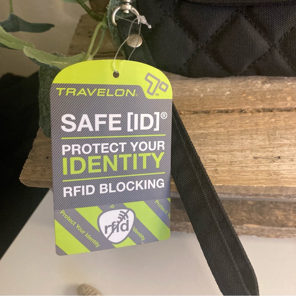 TRAVELON SAFE ID RFID BLOCKING PROTECT YOUR IDENTITY QUILTED WRISTLET NEW - Picture 2 of 13
